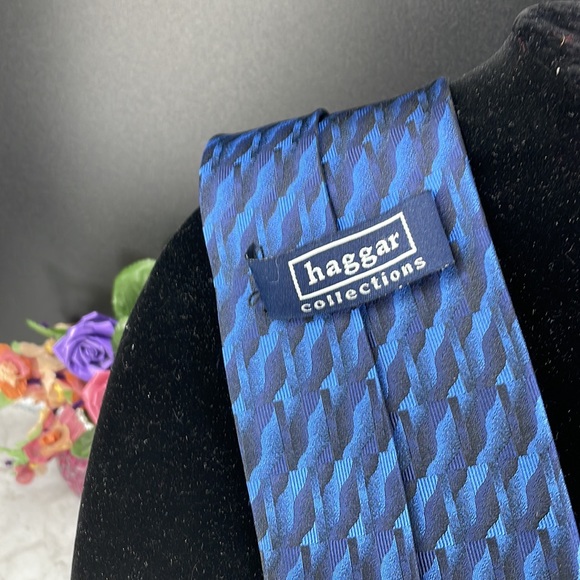 Vintage Haggar Collections Necktie Blue Wave pattern. 100% Silk - Picture 3 of 5